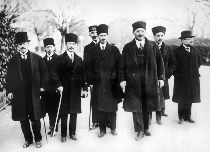 Parte a delegaţiei turceşti la Lausanne,  în 1922; al treilea din stânga,  ministrul Afacerilor externe,  Ismet Paşa,  cunoscut mai târziu drept Ismet İnönü
