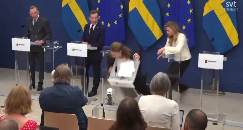 Ministrul suedez al Sănătății a leșinat pe scenă, în timpul unei conferințe de presă. Imaginile au fost transmise în direct