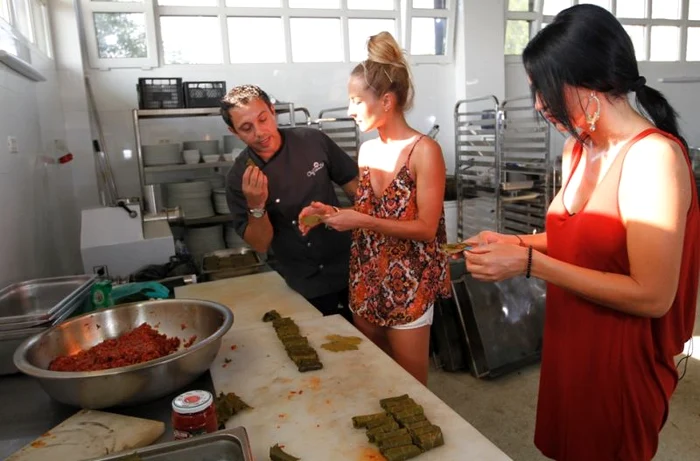 Chef Sorin Bontea le-a "terorizat" pe cele două bucătărese de ocazie