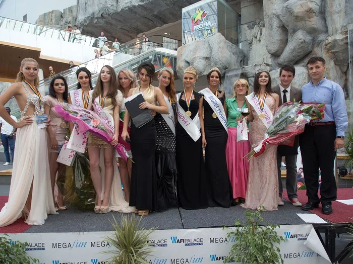 Frumuseţile Prahovei au strălucit într-un mall din Capitală, a doua zi după ce şi-au primit titlul