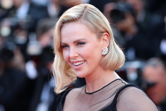 Charlize Theron a renunţat la părul lung şi blond pentru noul rol Foto: Profimedia