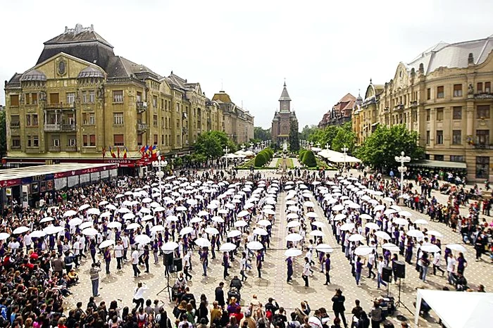 30.000 de tineri au dansat în Piaţa Victoriei din Timişoara