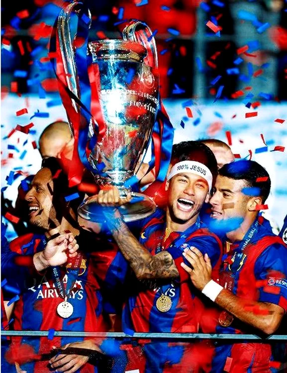 Jucătorii Barcelonei au primit trofeul de la preşedintele Platini