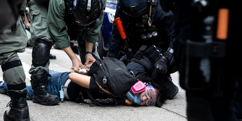 Protestatar din Hong Kong incatusat de fortele de ordine FOTO EPA-EFE