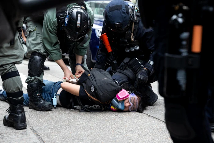 Protestatar încătuşat de forţele de ordine din Hong Kong FOTO EPA-EFE