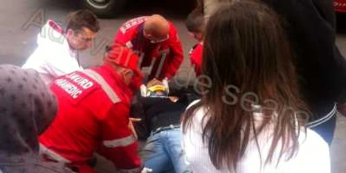 Motociclistul a fost proiectat la câţiva metri distanţă. Foto: Şerban Tătaru