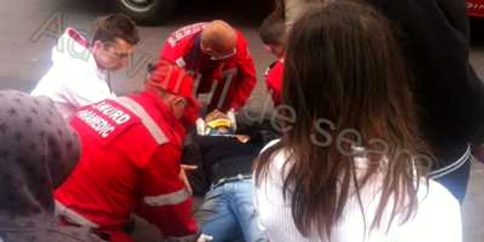 Motociclistul a fost proiectat la câţiva metri distanţă. Foto: Şerban Tătaru