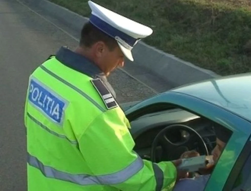 Poliţistul aflat la volan avea 0,89 mg/l alcool în aerul respirat. Foto arhivă