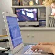 Copiii şi adolescenţii, expuşi pericolelor de pe internet