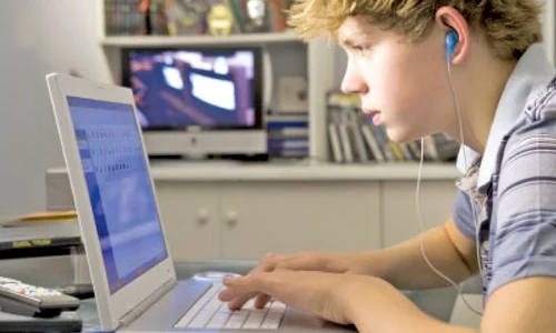 Copiii şi adolescenţii, expuşi pericolelor de pe internet