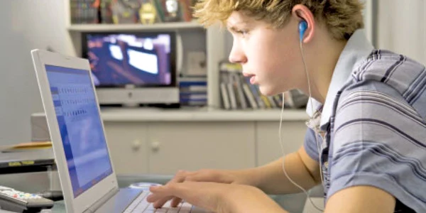 Copiii şi adolescenţii,  expuşi pericolelor  de pe internet  