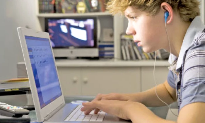 Copiii şi adolescenţii, expuşi pericolelor de pe internet