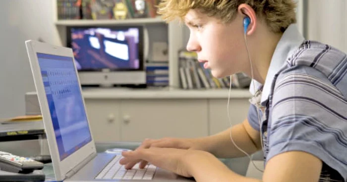 Copiii şi adolescenţii, expuşi pericolelor de pe internet