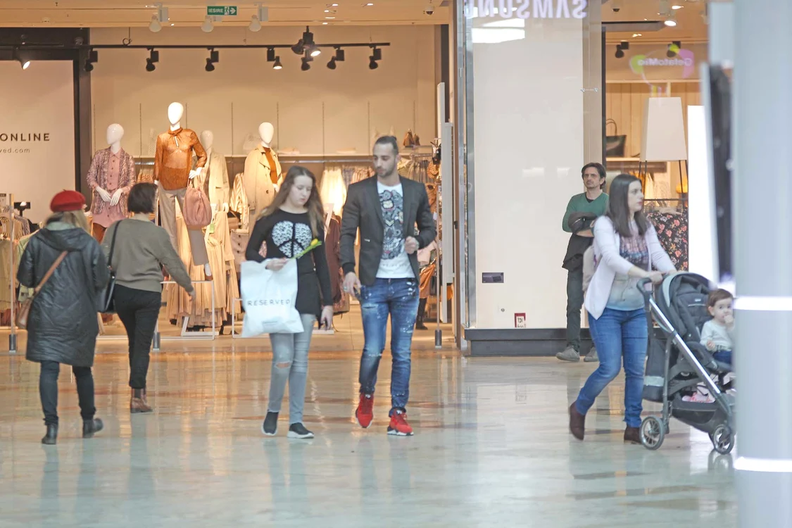 Cât timp Brigitte a fost în ”Ferma”, Corneliu Oană a fost ca un părinte pentru copiii fostei iubite. De 8 Martie, fotoreporterii Click! l-au surprins alături de Sarah într-un mall de unde i-a cumpărat haine