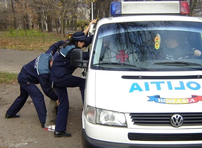 Hoţul le-a picat în braţe poliţiştilor aflaţi în patrulare