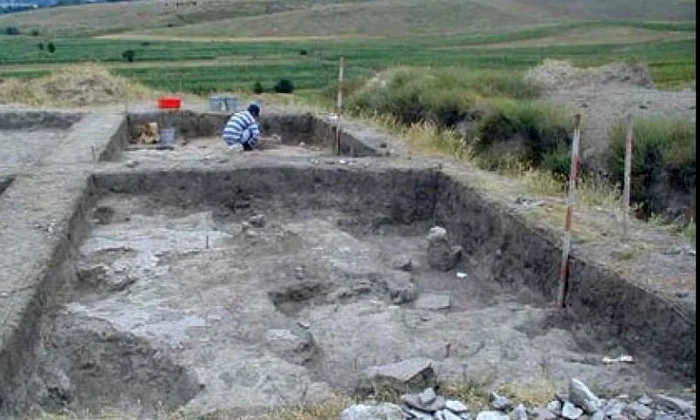 Au fost descoperite trei morminte foarte vechi în apropiere de Ploieşti VIDEO jpeg