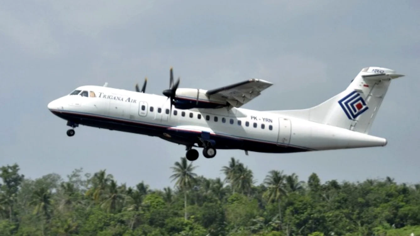 Avion cu bani prăbuşit în Indonezia. Avion ATR42-300 al Trigana Air Service, companie interzisă în UE din motive de securitate FOTO AP