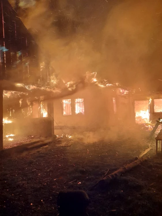 Jarul picat din sobă a provocat un mare incendiu FOTO ISU Neamţ