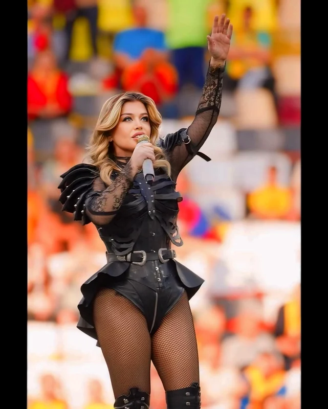 Loredana Groza a arătat ca Xena prințesa războinică la show-ul de pe Arena Națională de la meciul Generației de Aur. FOTO: Instagram