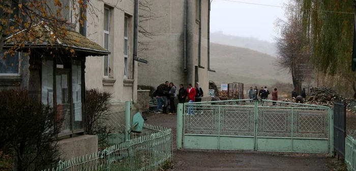 Cum
sunt deturnaţi banii
alocaţi şcolilor dărăpănate. FOTO: Arhiva „Adevărul“