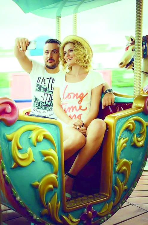 
    De joi, Ioana şi Ducu  sunt în vacanţă pe  Coasta de Azur, în Franţa  