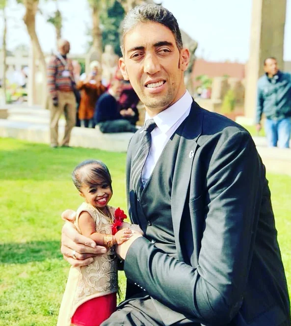Emoționant! Jyoti Amge și uriașul de 2,51 metri Sultan Kosen, în Cairo - foto Instagram