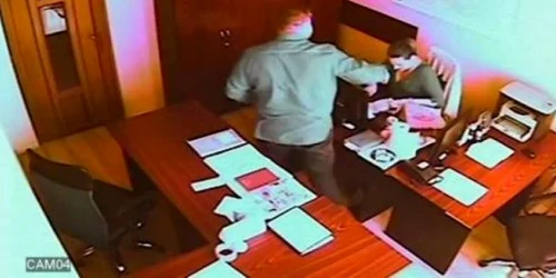 Şeful femeii i-a împins mâncarea în faţă în pauza de masă 