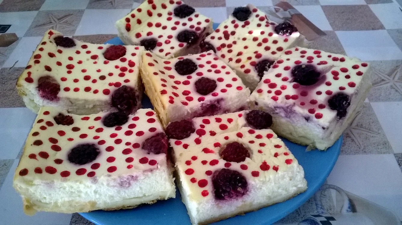 
    Prăjitură cu brânză dulce de vaci şi mure  