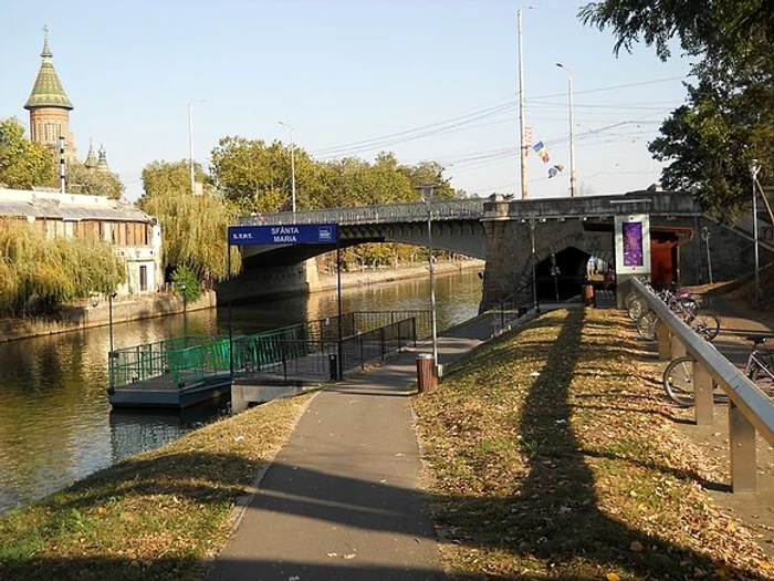 Stațiile pentru vaporaș sunt prevăzute și cu parcări de biciclete