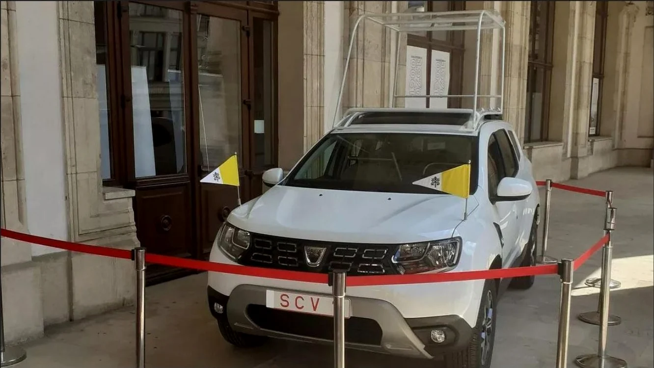 Dusterul Papamobil a fost folosit de Papa Francisc la vizita de la Şumuleu Ciuc FOTO: Dacia