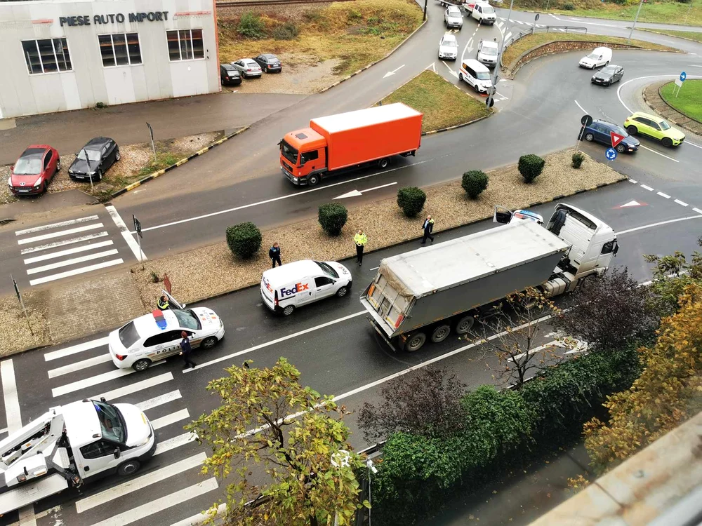 Orădeanul a fost blocat în trafic  de mai multe echipaje de poliție. FOTO: Bihon.ro