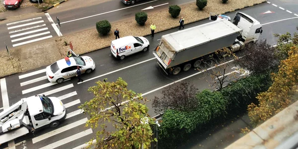 Un curier oprit în trafic în Oradea a fost prins că transporta peste 12 000 de pachete de țigări de contrabandă  FOTO BIHON jpg
