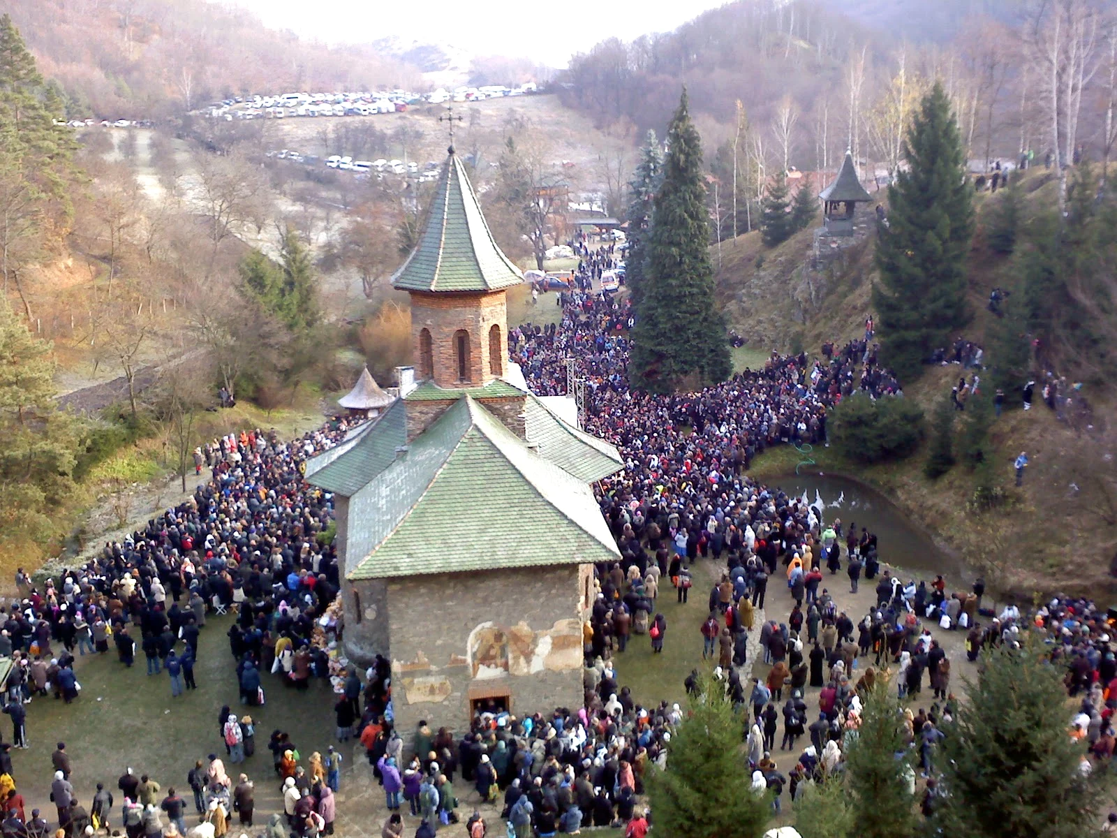 Pelerinaj impresionant la Prislop: coloană de maşini de peste 7 kilometri și mii de credincioși care merg să fie martori la canonizarea părintelui Arsenie Boca