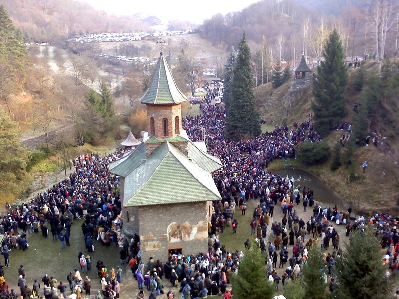 Pelerinaj impresionant la Prislop: coloană de maşini de peste 7 kilometri și mii de credincioși care merg să fie martori la canonizarea părintelui Arsenie Boca