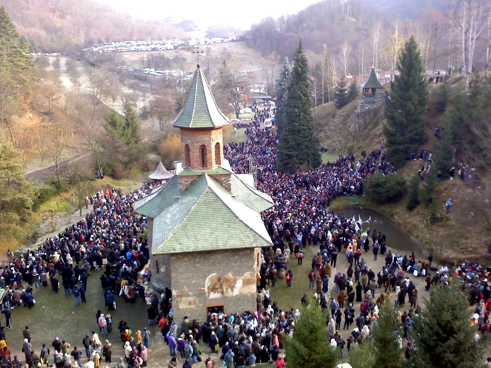 Pe fundal se vede coloana de maşini, care se întinde pe mai bine de 7 km FOTO: Mesagerul Hunedoarean