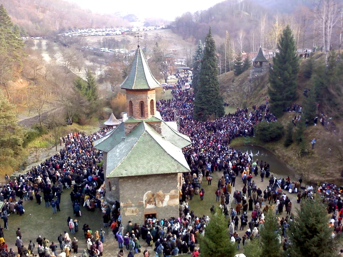 Pe fundal se vede coloana de maşini, care se întinde pe mai bine de 7 km FOTO: Mesagerul Hunedoarean