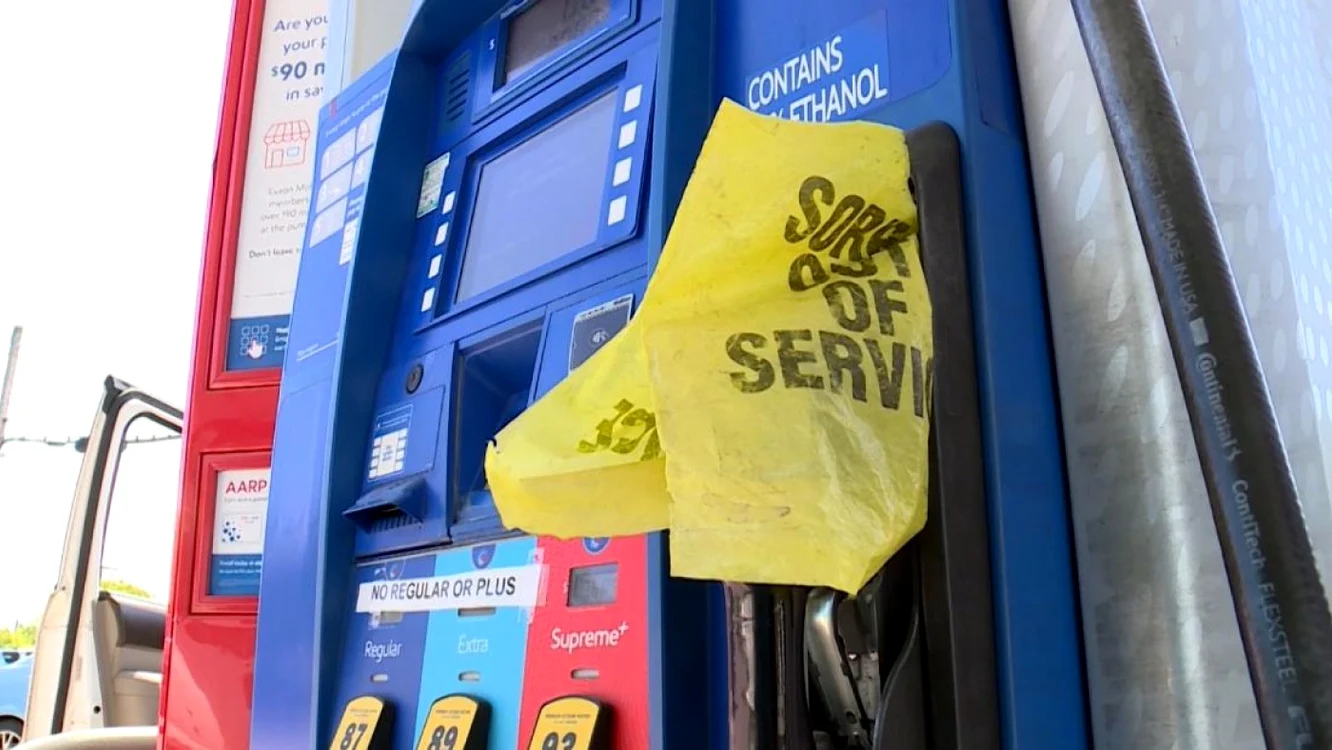 Pungă de plastic la o stație de carburanți