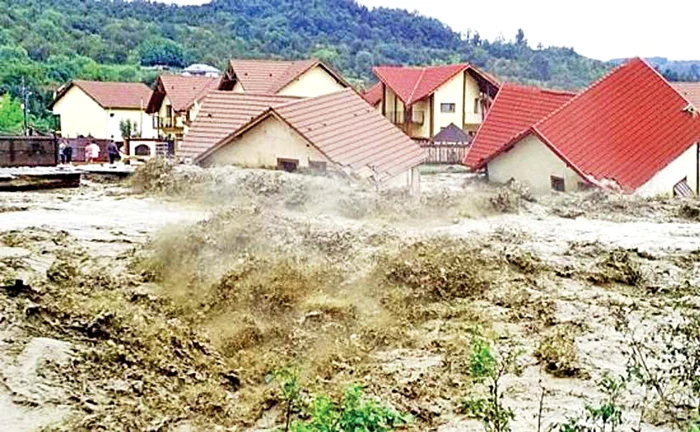 Zeci de case au fost luate de puhoaieFoto: Antena 3