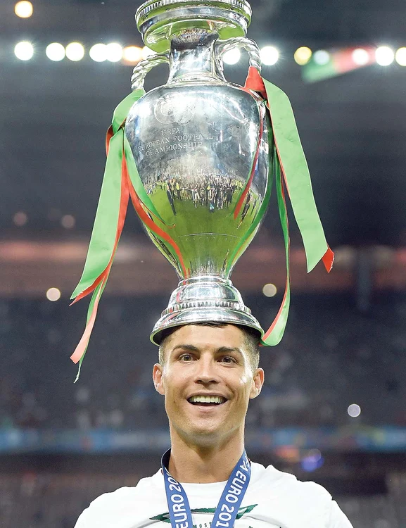 
    După ce echipa sa  a devenit campioană,  lui Ronaldo i-a apărut  iar zâmbetul pe buze  şi şi-a pus pe cap  trofeul pe care şi-l  dorea cu orice preţ şi  pe care nu-l câştigase  niciodată în carieră  