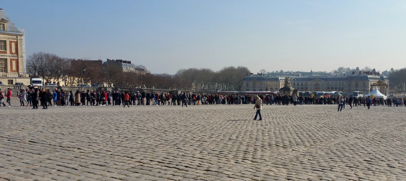 Cozile la unele obiective turistice se întind pe zeci de metri