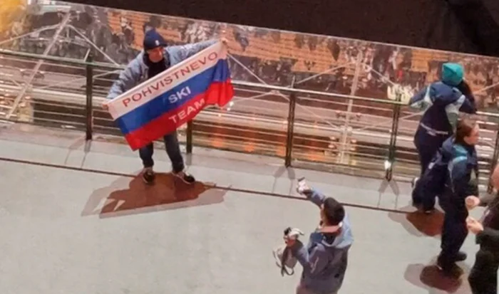 Un steag al Rusiei, afișat in prima zi a JO  Foto/Platforma X