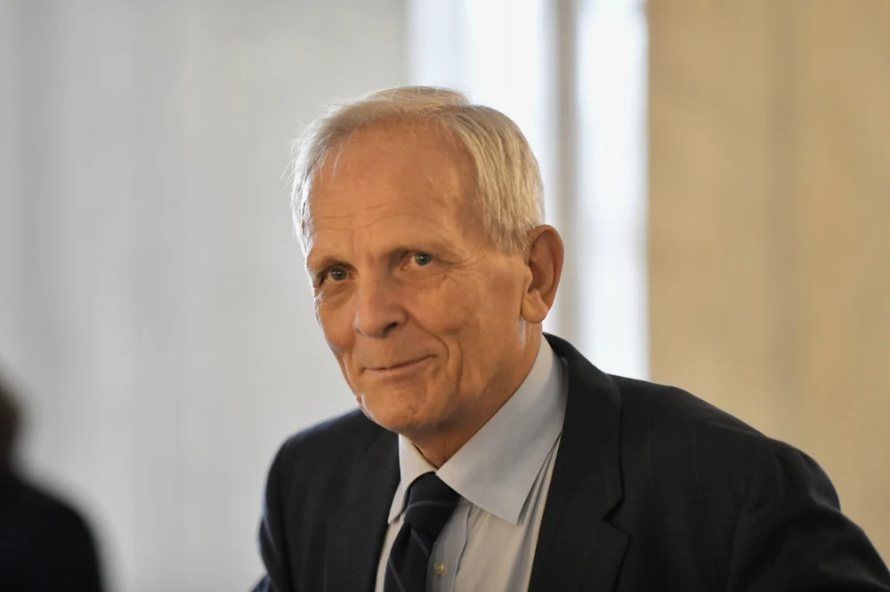 Theodor Stolojan, la „Interviurile Adevărul” - Cum poate Guvernul să stăvilească șocul scumpirii carburanților