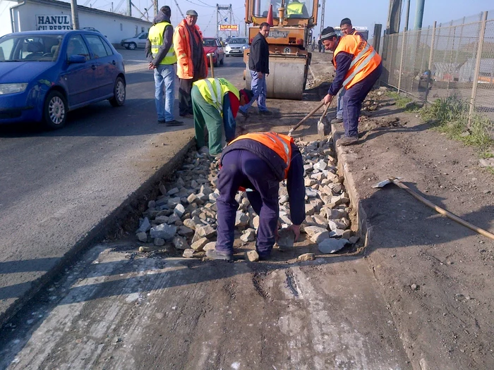 Muncitorii lucrează la structura drumului