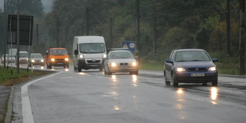 Din cauza carosabilului umed traficul se desfăşoară cu dificultate