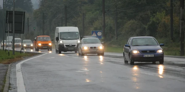 Din cauza carosabilului umed traficul se desfăşoară cu dificultate