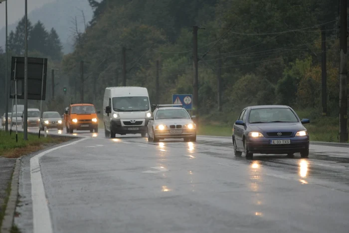 Din cauza carosabilului umed traficul se desfăşoară cu dificultate