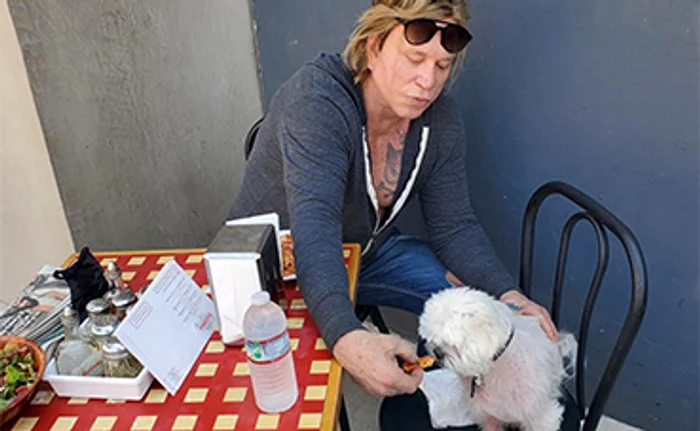Mickey Rourke, 68 de ani, împarte prânzul cu pudelul Carlos, la o terasă de fiţeFoto: Instagram