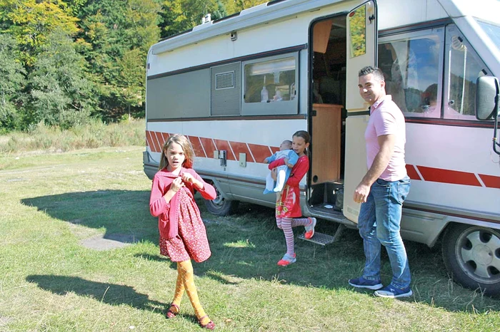 Zâmbetul îl însoţeşte mereu pe tati, mai ales în prezenţa copiilor