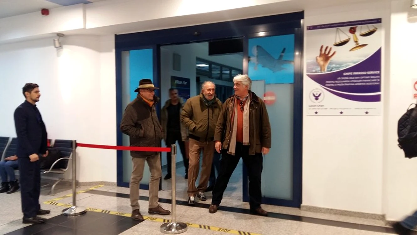 Ion Ţiriac a ajuns la aeroportul din Oradea însoţit de mai mulţi prieteni. FOTO: Claudia Bonchiş