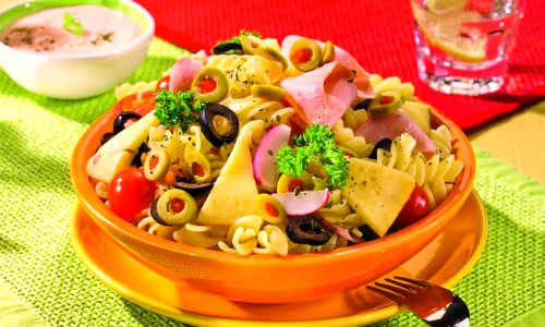 salata cu paste jpeg